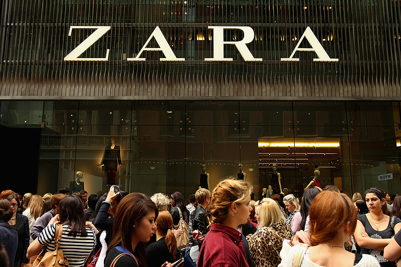 Botrányos reklámja miatt került bojkott alá a Zara