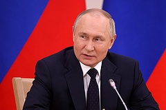 Putyin a NATO-nak udvarol, de csendben katonáit küldi „ellene”
