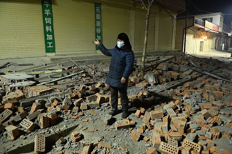 Irgalmatlan földrengés volt Kínában, a mentést a dermesztő hideg is nehezíti