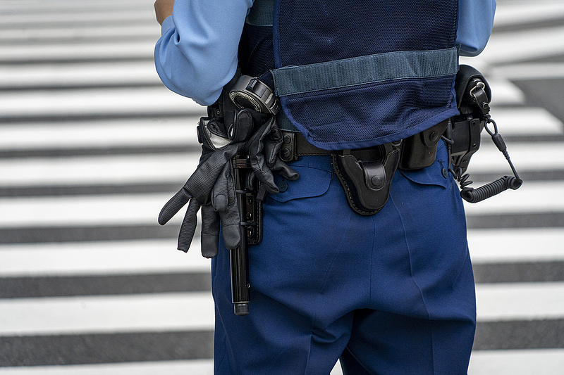 Gyalogosnak álcázott zsaruk toppannak az autósok elé a zebrán: büntet a rendőrség