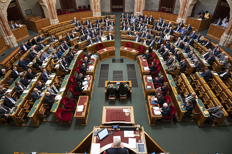 Ismét Orbán Viktort kérdezhetik a Parlamentben