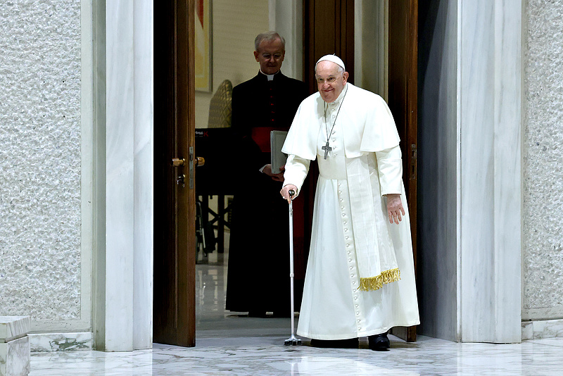 Már a melegekre is áldást adhatnak a katolikus papok