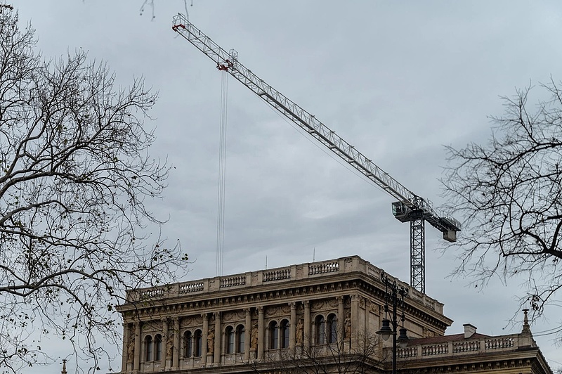Különleges toronydaruval zajlik a Magyar Tudományos Akadémia székházának felújítása