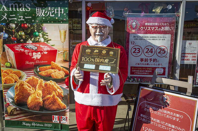 Teríték a halottaknak, KFC-menü szenteste: ünnep a nagyvilágban