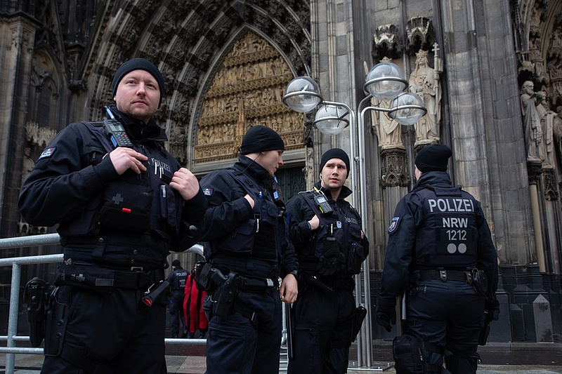 Fokozott terrorkészültség Kölnben, lezárják a dómot