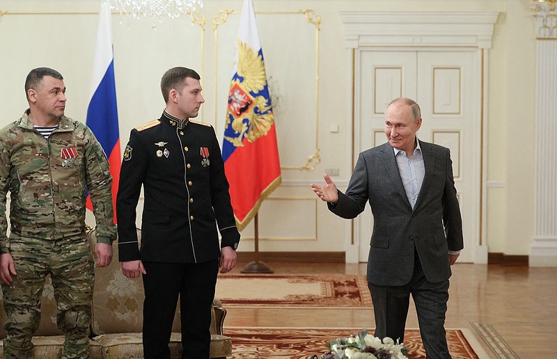 Putyinék bekopogtak a bulikra: összefogdosták a külföldieket, hogy a háborúba küldjék őket