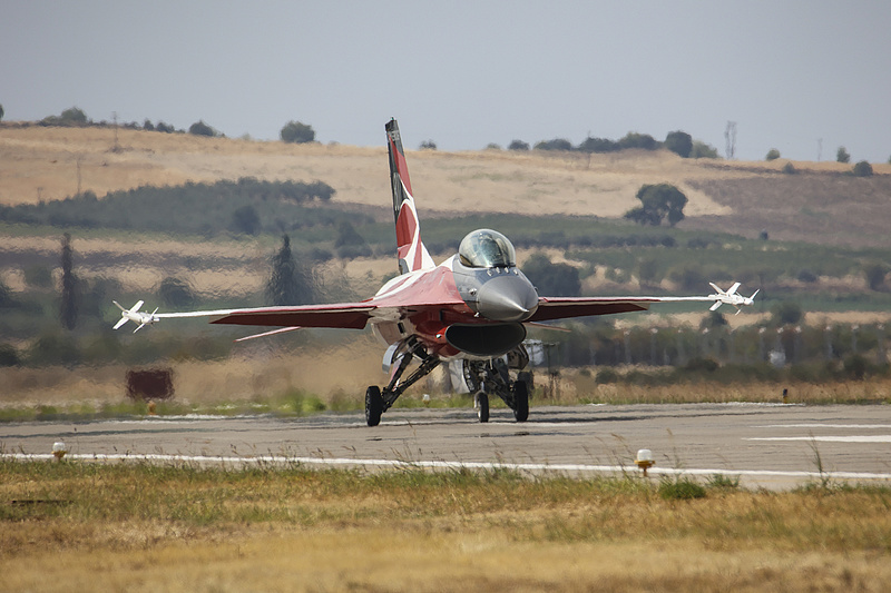 Rossz hír Kijevnek: több hónapot késik a dán F-16-os repülőgépek szállítása