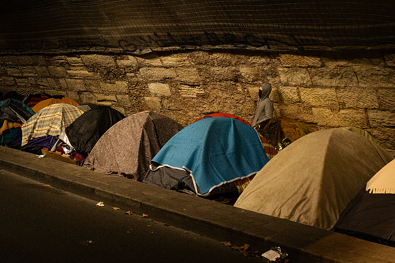 Elárasztják az utcákat a hajléktalanok, szól a vészcsengő 