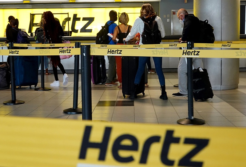 Hátat fordított a villanyautóknak a Hertz: 20 ezer elektromos járművet cserél benzinesre