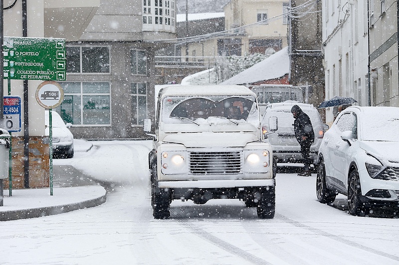 A hadseregnek kellett kimentenie a hóviharba került spanyol autósokat