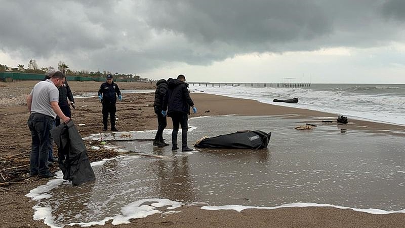 Kiderült, hogyan kerültek oszló holttestek a népszerű nyaralóhely strandjára