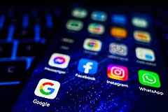 Lesújt a kormány vasszigora a Google-re és a Facebookra