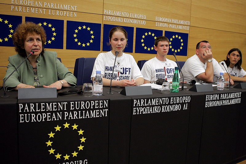 Nem rúghatják ki az EP-be került orosz kémet