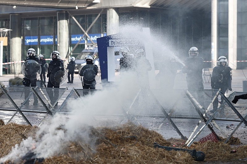 Rendőrség oszlatta a tüntető gazdákat Brüsszelben