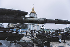 Pusztulnak az orosz tankok a fronton, de így sem bírnak Putyinnal