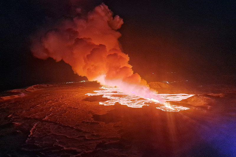 Újabb vulkánkitörés Izlandon, kimenekítették a fürdőzőket