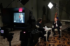 Óriási médiasiker volt a Putyin-Carlson interjú, özönlenek a Kremlbe az interjúkérelmek