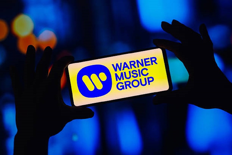 Dalolva küldi el dolgozóit a Warner Music