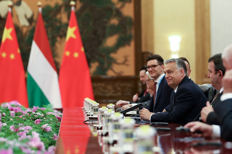 FT: Kínai érdekek miatt blokkolják az újabb szankciócsomagot Orbán Viktorék