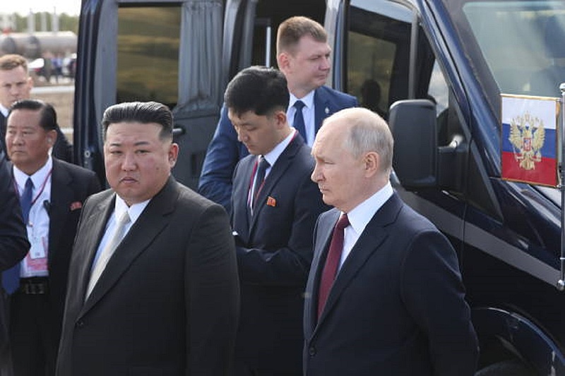 Észak-Korea ura aszfaltszaggatót kapott Putyintól