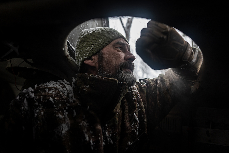 Ukrán katona egy tüzérségi járműben Harkov közelében 2023. november 20-án