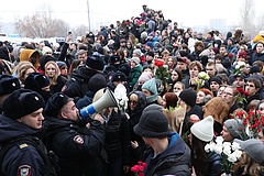 Elképesztő tömeg gyászolja Navalnijt, a rendőrség meghátrált