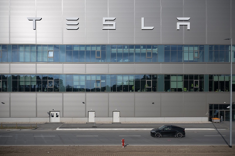 Ökoterroristák gyújtogattak a német Tesla-gyárnál, Musk lehülyézte az elkövetőket