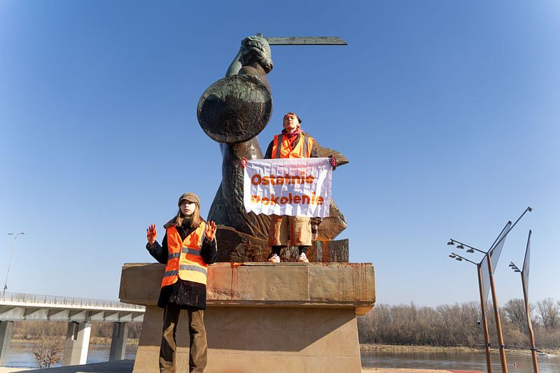 Nőnapi akció: festékkel öntötték le a varsói hableányszobrot