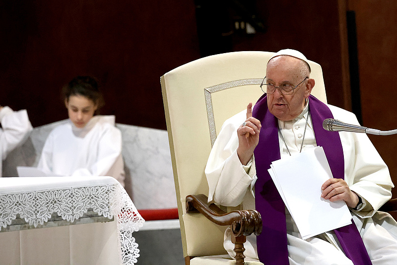 Ferenc pápa: Ukrajnának elég bátornak kell lennie a „fehér zászlóhoz”