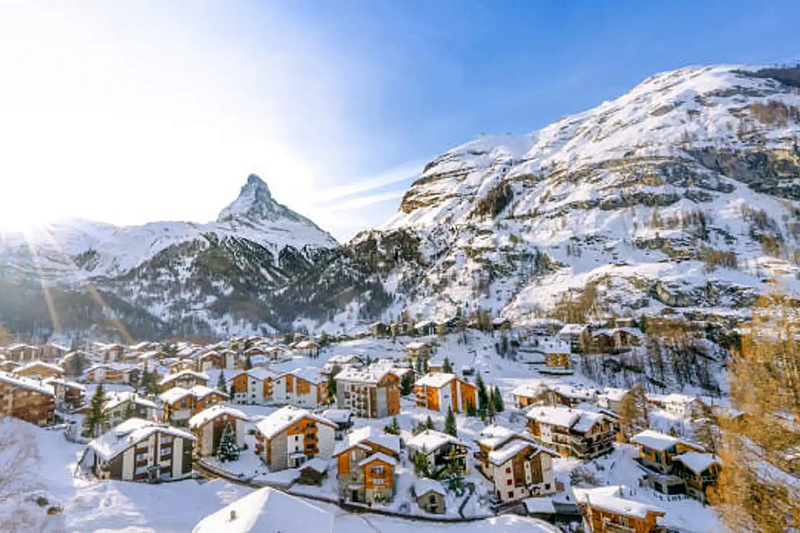 Öt síelőt holtan találtak, egyet pedig keresnek a svájci Alpokban