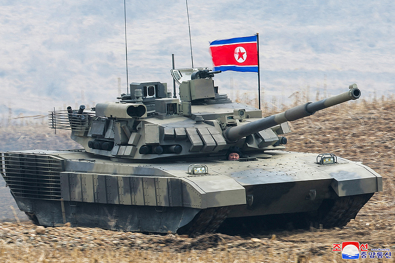 Egy harckocsit vezetve irányította a Szöul elleni hadgyakorlatot Észak-Korea vezetője