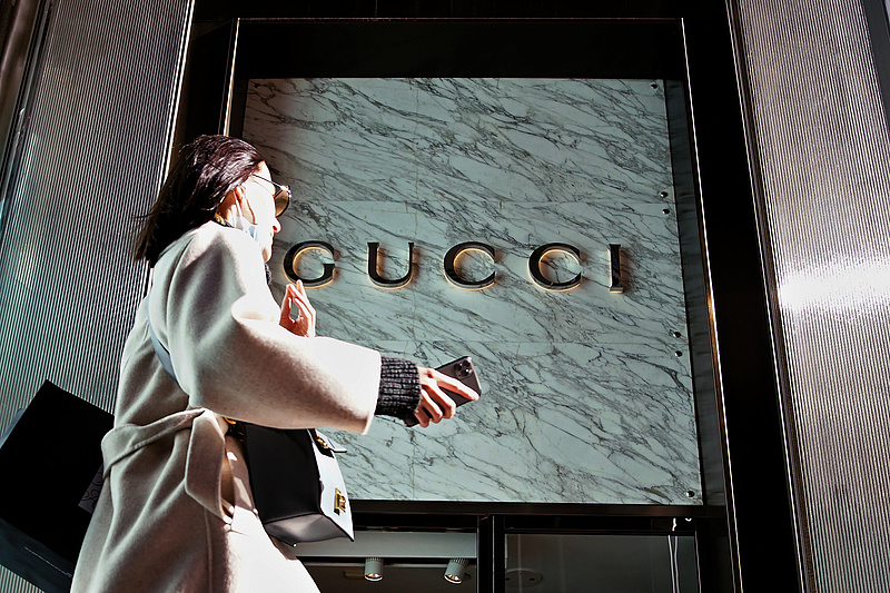Bajba került a Gucci, bezuhantak a részvények