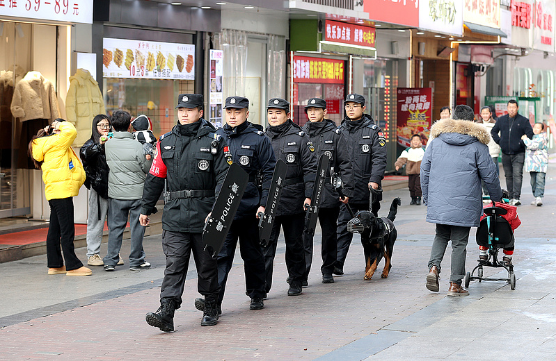 Az EU szerint a kínai rendőrök megfigyelésre és megfélemlírésre használnák rendőrőrseiket