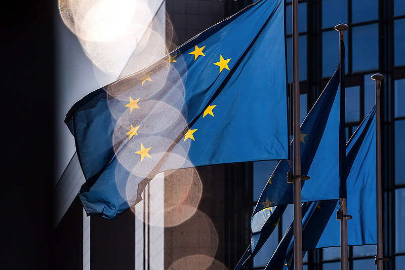 Jön az EU-s szabályozás a szerkesztőségek politikai befolyásolása ellen