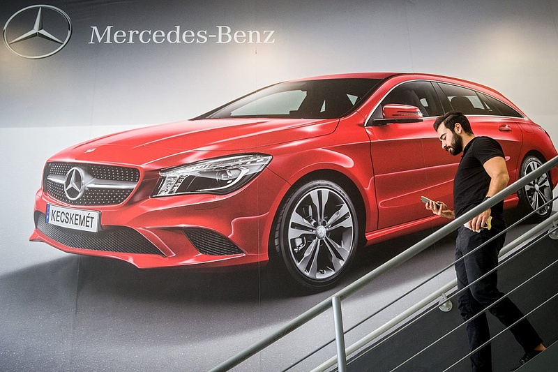 Hónapok alatt sem született megegyezés, egyoldalú béremelésről döntött a Mercedes