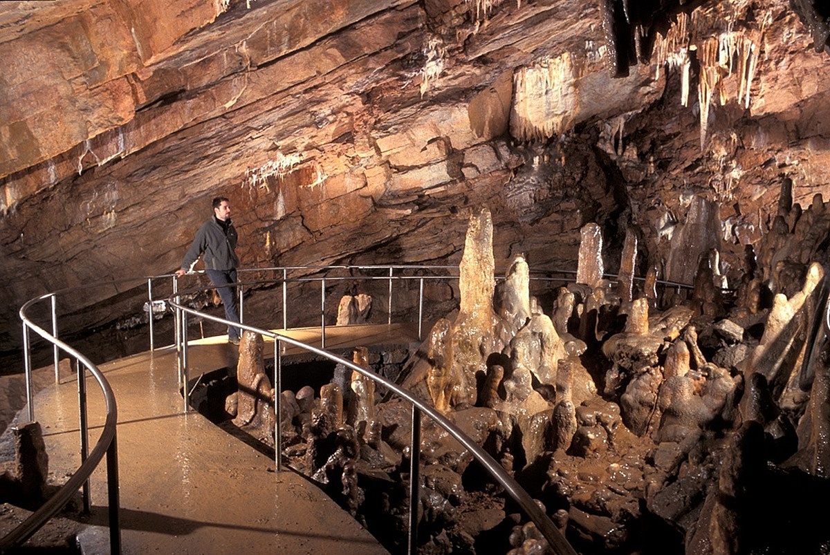 Kincskeresés a Baradla-barlangnál, kalácsfonás Ócsán