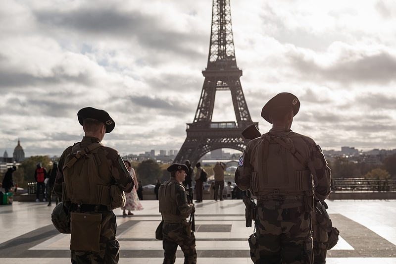 A terrorveszély miatt a franciákhoz vezényelnek több ezer katonát
