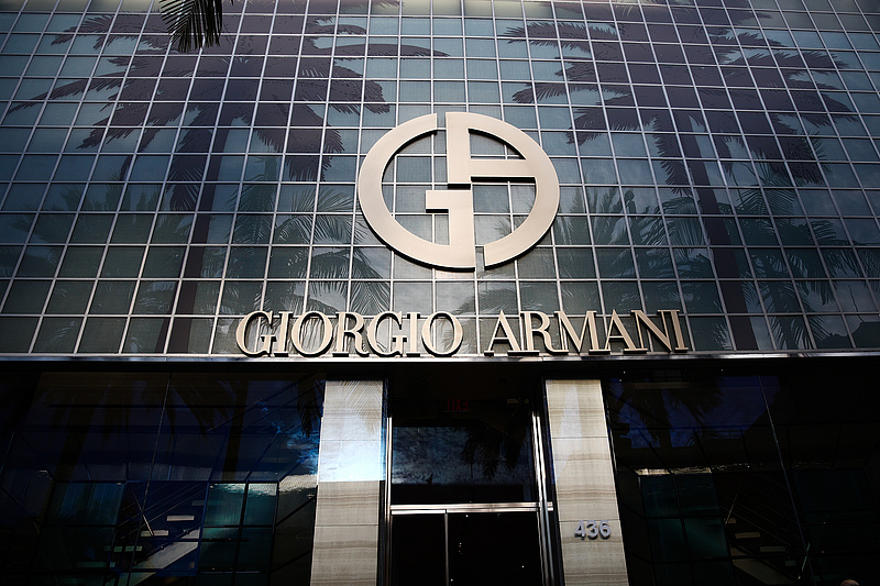 Kínai cégeken keresztül zsákmányolja ki dolgozóit az Armani