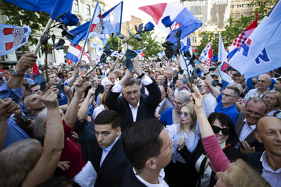 Andrej Plenkovics támogatói között Zágrábban 2024. április 14-én.