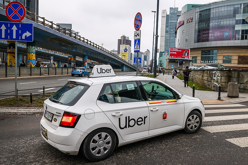 Nem aprózza el a visszatérő Uber: extra juttatást ad az idejében jelentkező sofőröknek
