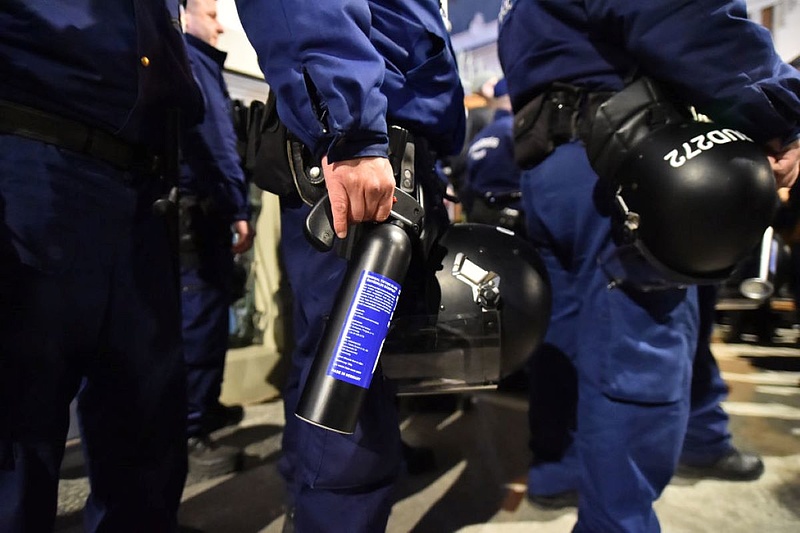 Kísért a múlt: rendesen feltankol könnygázból a rendőrség