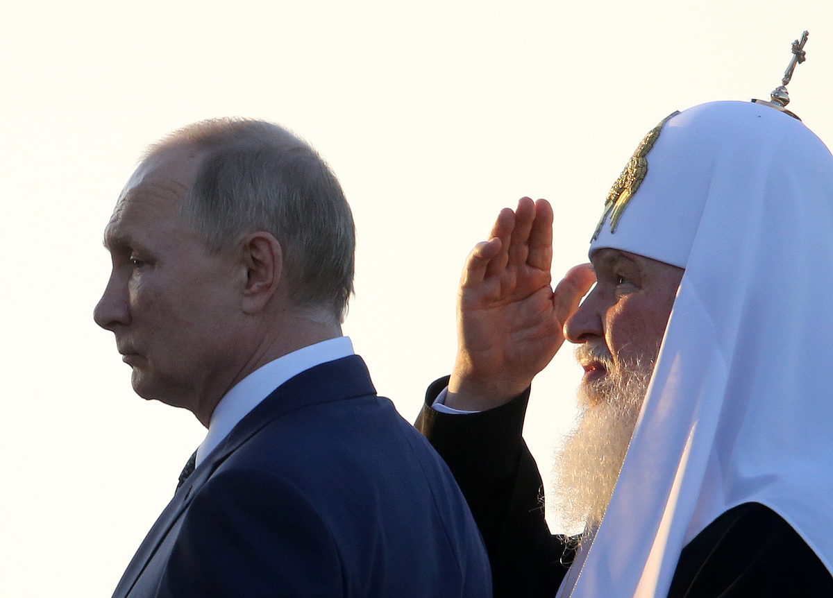 Komoly szankciókkal sújtották a papot, aki Navalnij gyászistentiszteletét tartotta