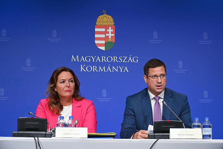 Gulyás Gergely Miniszterelnökséget vezető miniszter beszél, mellette Vitályos Eszter kormányszóvivő a Kormányinfó sajtótájékoztatón a Miniszterelnöki Kabinetiroda épületében 2024. április 25-én.