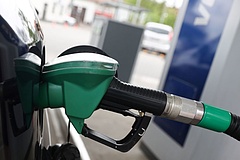Hétfőtől megint csökkenni fog a benzin ára
