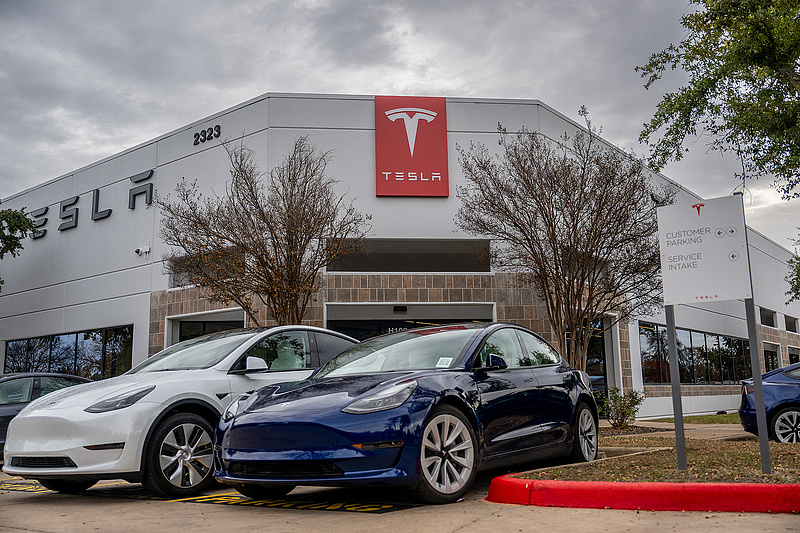 Nagy bajba kerülhet a Tesla, már vizsgálódik a hatóság