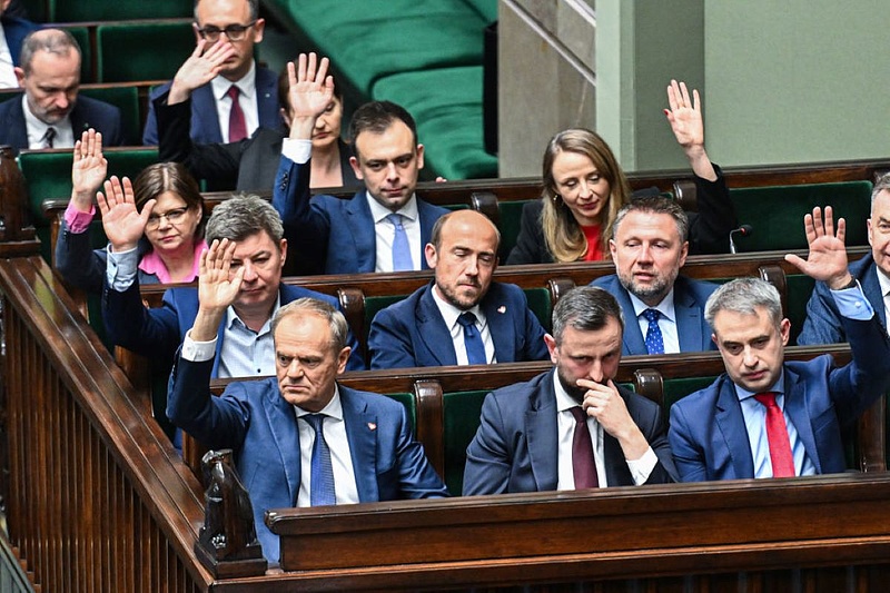 A lengyel kormány gúzsba kötné az elszabadulni készülő államadósságot