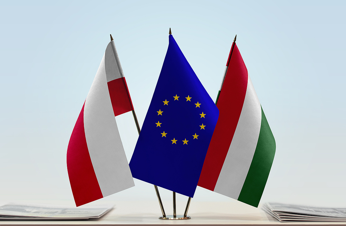 Magyarország egyedül maradt, az EU szerint a lengyeleknél már nincs jogállamisági probléma