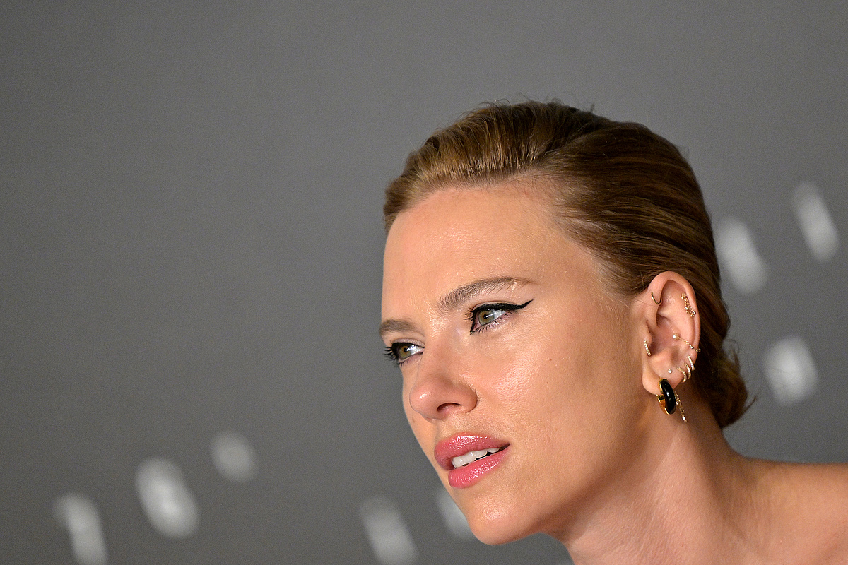 Hanglopás miatt Scarlett Johansson bepereli a ChatGPT-t