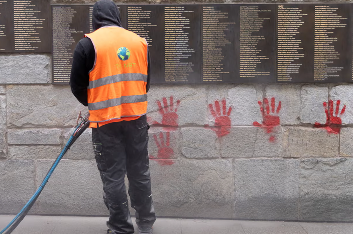 Putyin árnyéka Párizsban: börtönt kaptak a zsidó emlékmű orosz szálú gyalázói