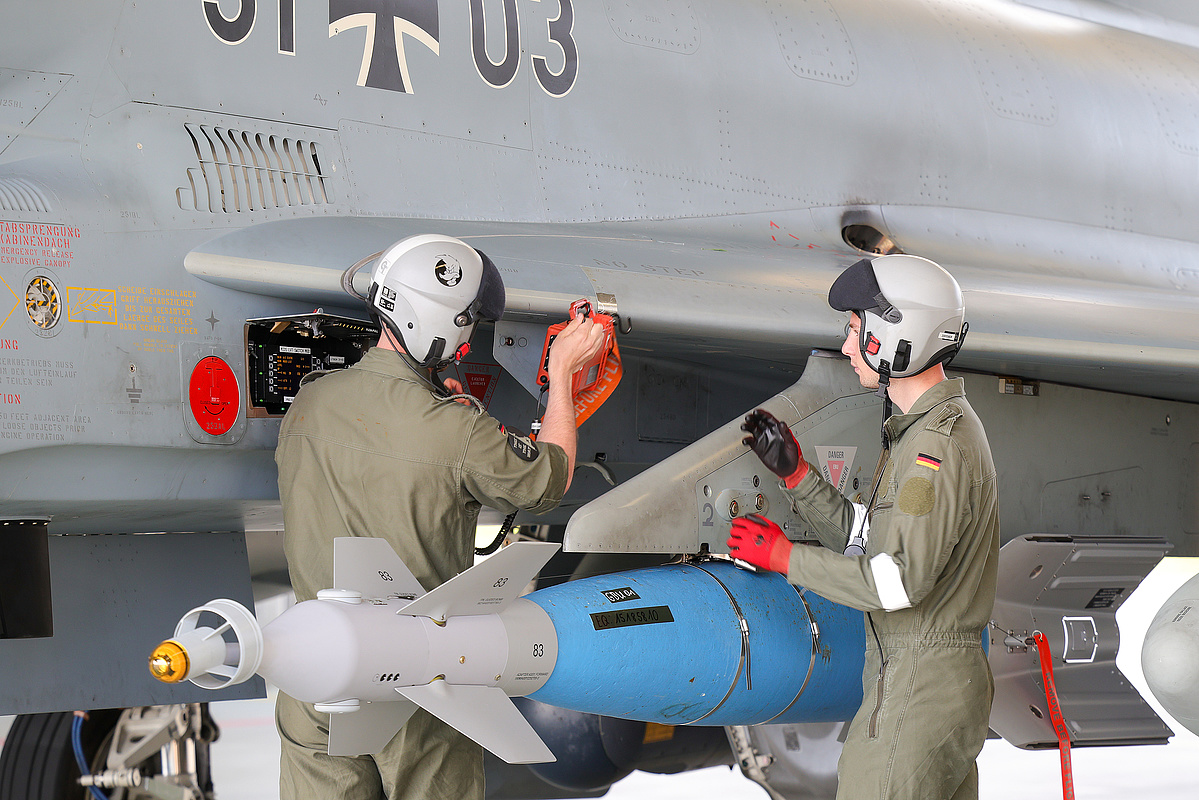 Meghökkentő felszólítással állt elő Trump: visszakéri a fel nem robbant bombáját